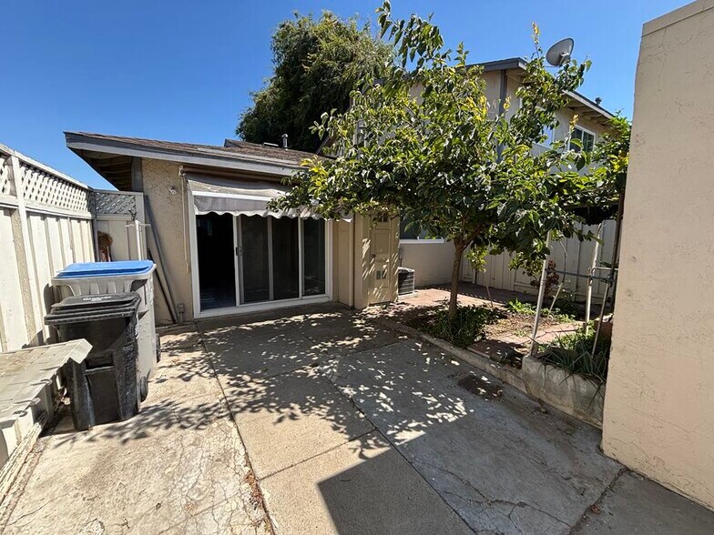 Building Photo - 498 Ginkgo Ct