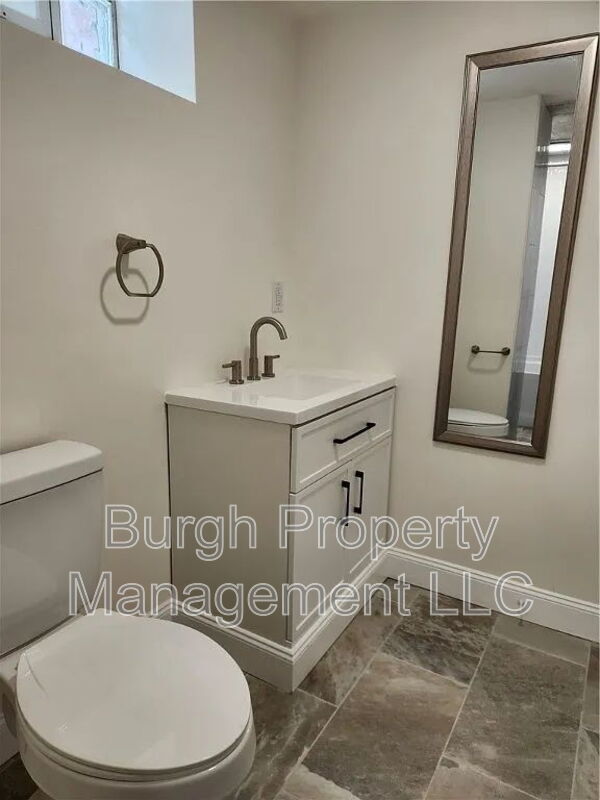 Building Photo - 331 Redwood St