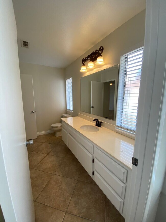 Building Photo - 1 bed, 1 bath Sycamore Villas Condo