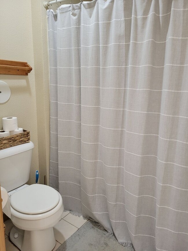 Building Photo - 5 Bedroom Duplex Unit