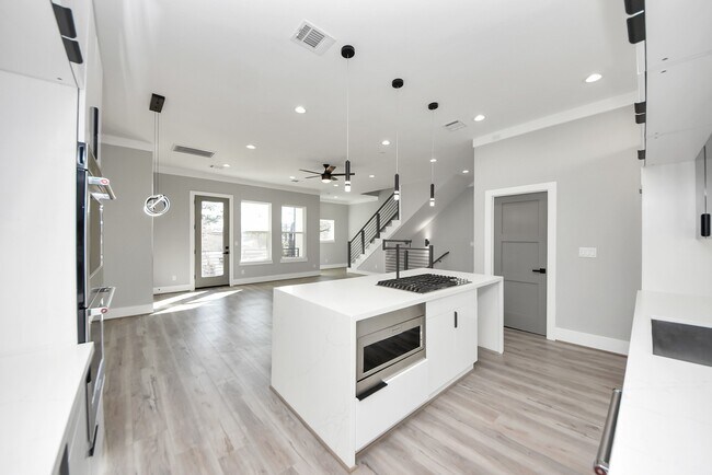 Building Photo - 602 W 28th St