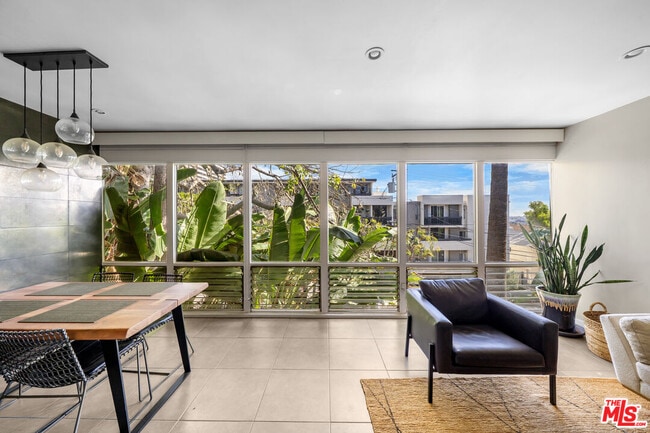 Building Photo - 1145 Larrabee St