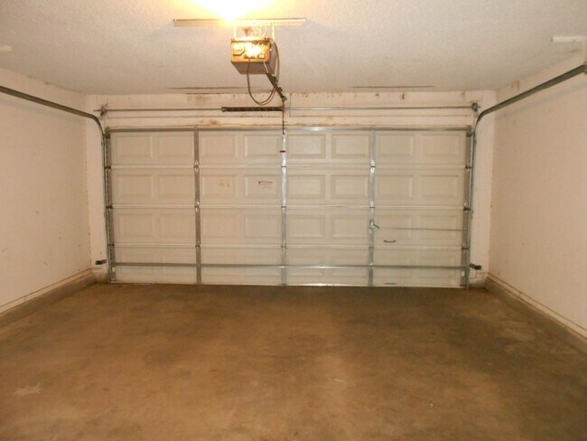 Building Photo - 3/2/2 near Earl Crow Park