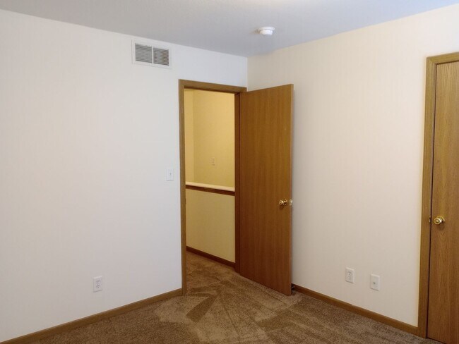 Building Photo - 406 E Liberty Ln