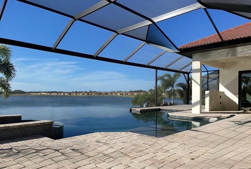 Building Photo - 597 Maraviya Blvd