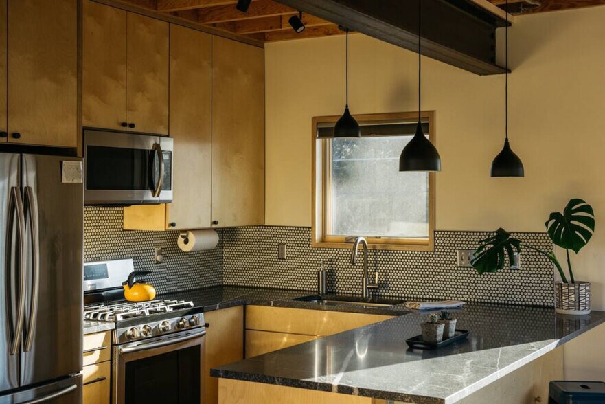 Building Photo - 602 N Willson Ave