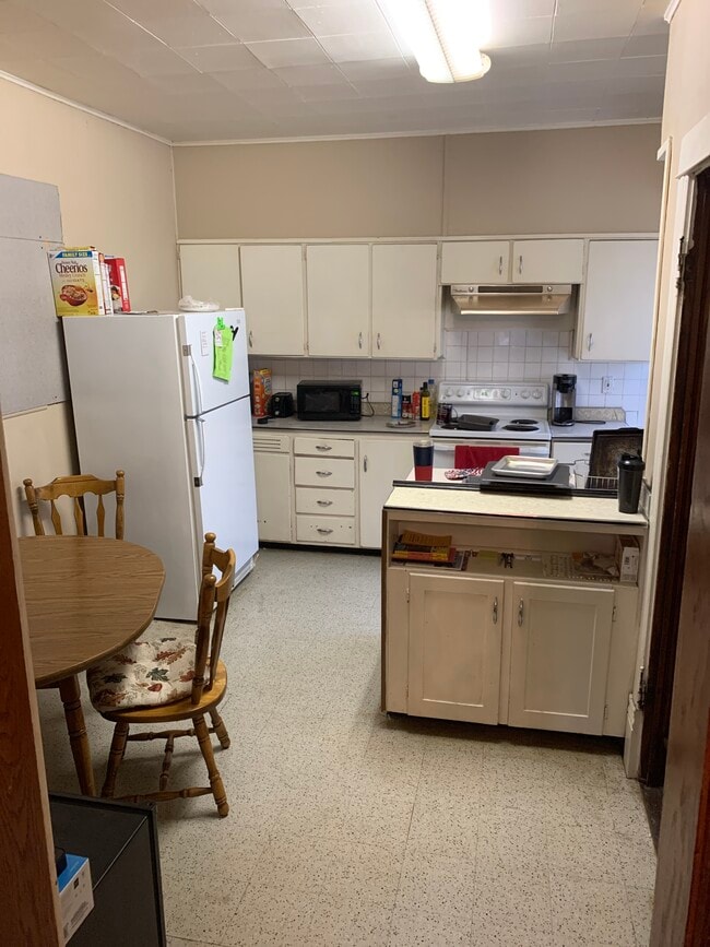 Large eat in kitchen - 1409 Main St