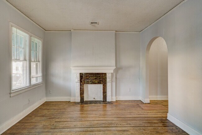 Building Photo - Beautiful half duplex available September in the Pearl District!
