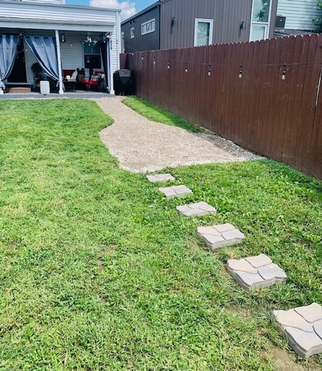 Building Photo - Renovated Germantown House in Great Location