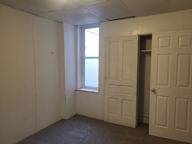 Building Photo - Available July 5, 2026! Spacious 4 bedroom...