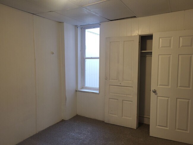 Building Photo - Available July 5, 2026! Spacious 4 bedroom/2 bath in Oakland - Close to Pitt Campus!