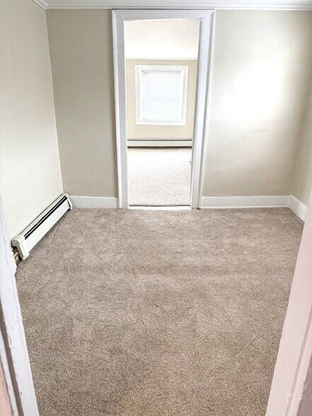 Building Photo - 10 Mall St