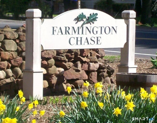Building Photo - 95 Farmington Chase Crescent