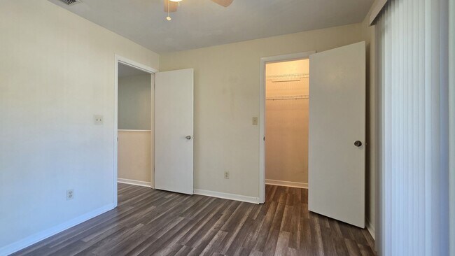 Building Photo - 2 bedroom, 1,5 bathroom townhouse in Mill Run