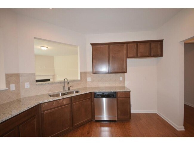 Building Photo - 2144 Greencrest Cir