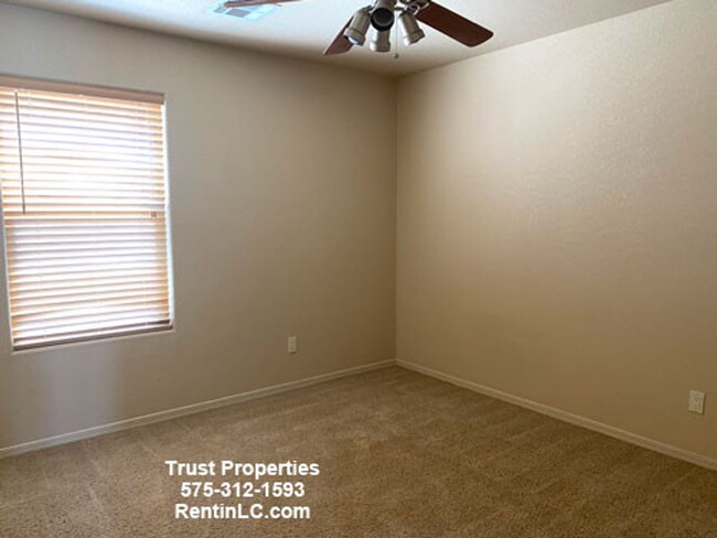 Building Photo - Spacious 3/3 in Sonoma
