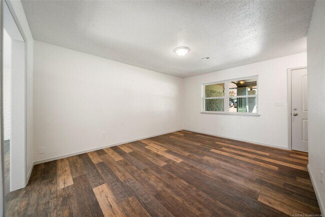 Building Photo - Lafortune Park Duplex