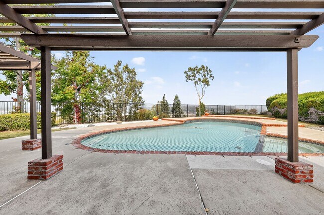 Building Photo - 5BR; 3BA Pool Home with Stunning Views in ...