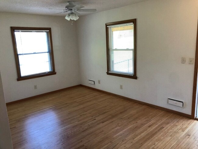 Building Photo - Spacious and Private 4-bed, 3-bath House in Desirable Highland Park Neighborhood of St. Paul!