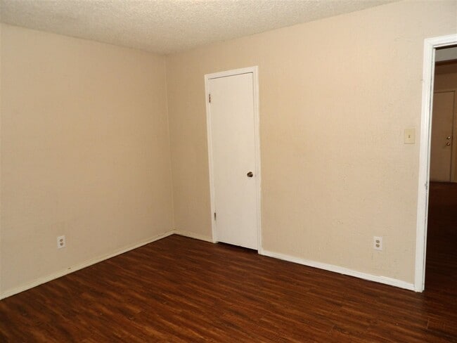 Building Photo - 6405 NW Oak Ave