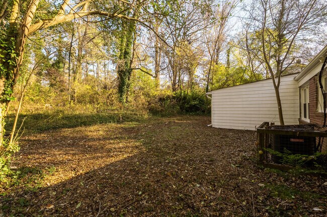 Building Photo - 1850 Hillsdale Dr