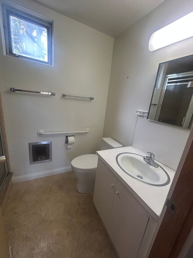 Building Photo - 3 bed, 2 1/2 bath house