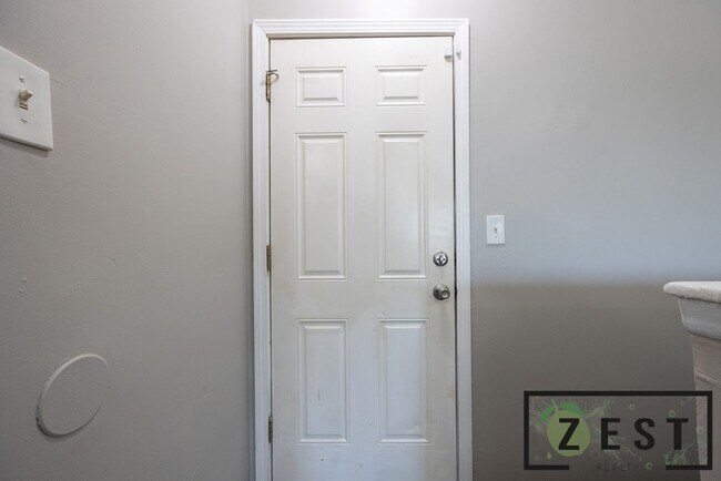 Building Photo - 3 BED 1 BATH HOME OPEN HOUSE THURDAY 10/30...