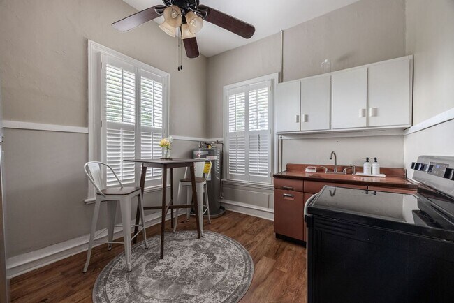 Building Photo - Downtown home walking distance to Mercer L...