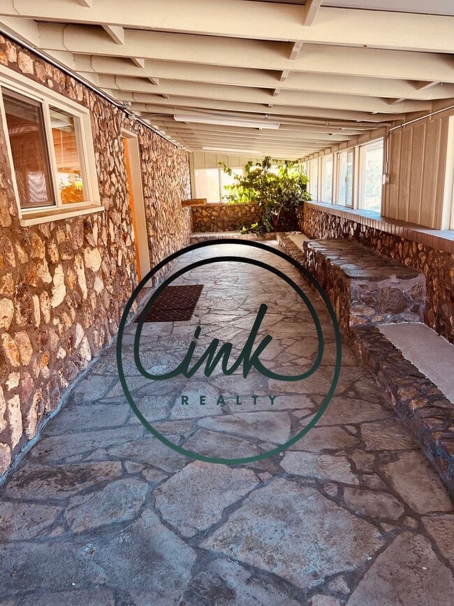 Building Photo - Charming Cabin-Style Home with Stunning To...