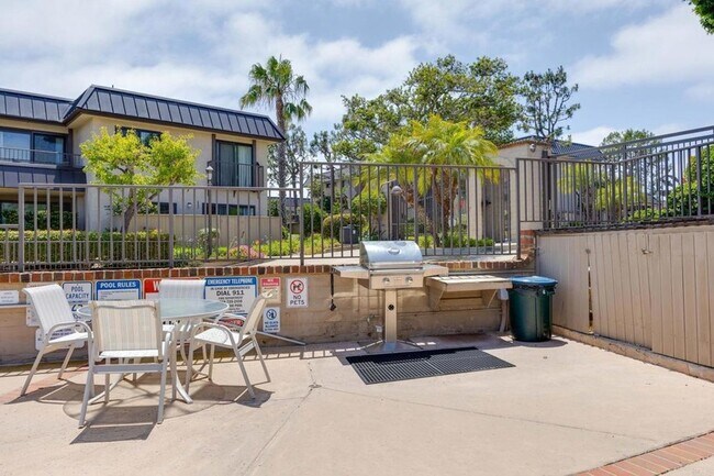 Building Photo - 806 S Sierra Ave