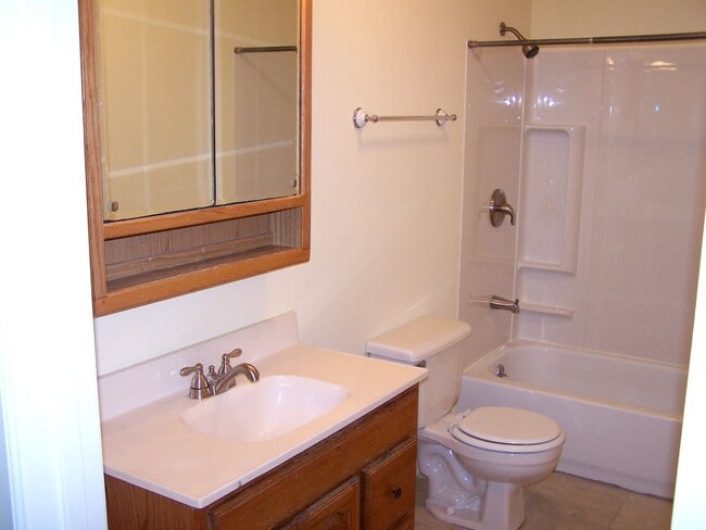 Building Photo - Very sharp 3BR 1 bath ranch home in Normal...