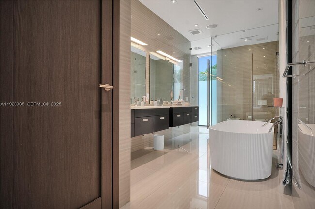 Building Photo - 5501 Pine Tree Dr