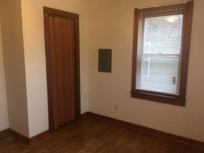 Building Photo - Cute 2 bedroom home for only $895 in conve...