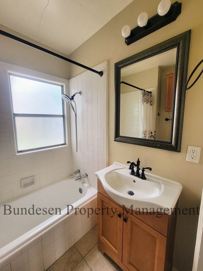 Building Photo - Charming 2 bedroom with vintage appeal