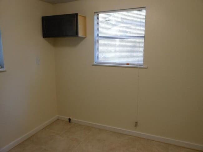 Building Photo - Affordable 2 Bed/ 1 Bath Townhome Style Unit Available Now! Move in Ready!