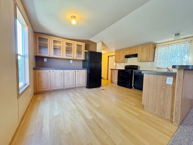 Building Photo - Very Cute 2/2 With Lake Access and Ammenities