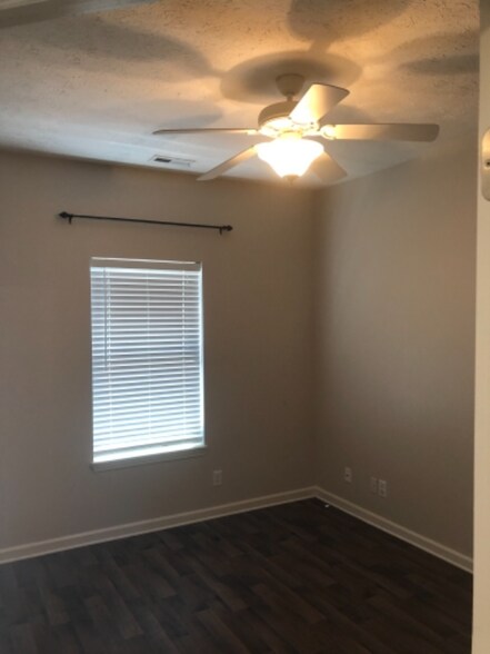 Building Photo - 3730 Tesla Dr