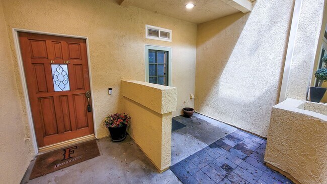 Building Photo - Downstairs 2 Bed 2 Bath Condo in Gated Community!