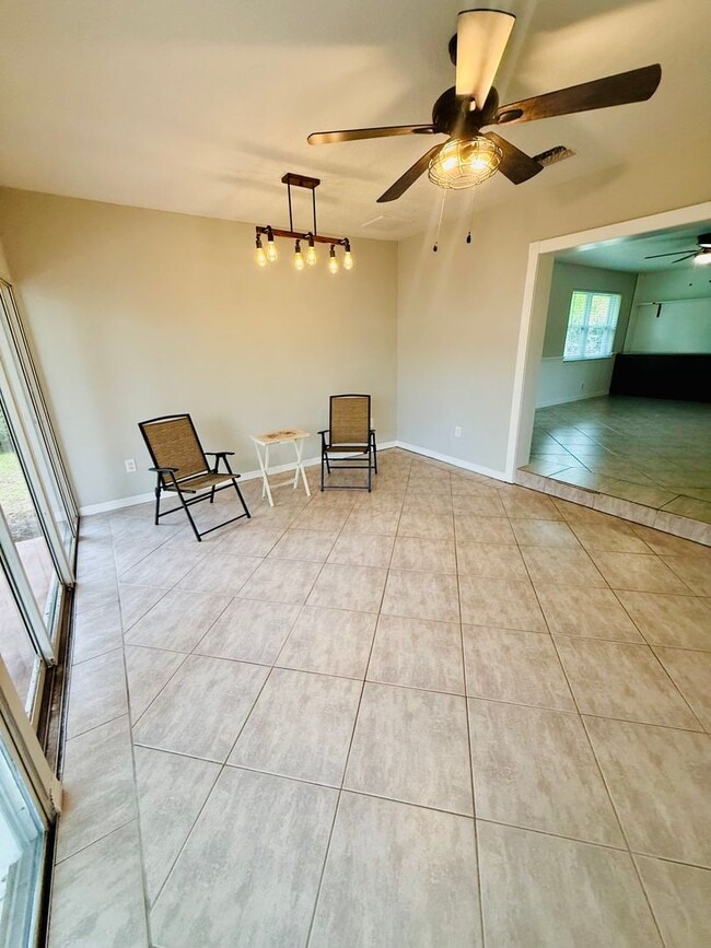 Building Photo - Boater's Dream: 4/2.5/3CG home in exclusiv...