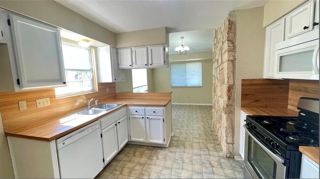 Building Photo - 509 Riverwood Dr