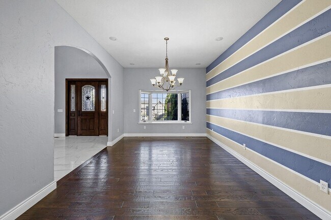 Building Photo - 5 Bedroom Dream Home!