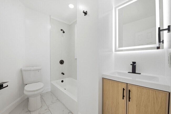 Building Photo - 139 W 51st St