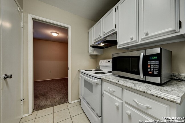 Building Photo - Charming Home Awaits: Spacious & Modern Living in a Prime Location