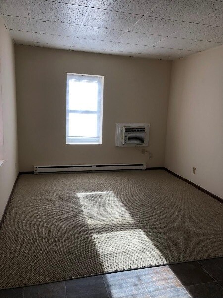 Building Photo - 1802 Chandler Rd W
