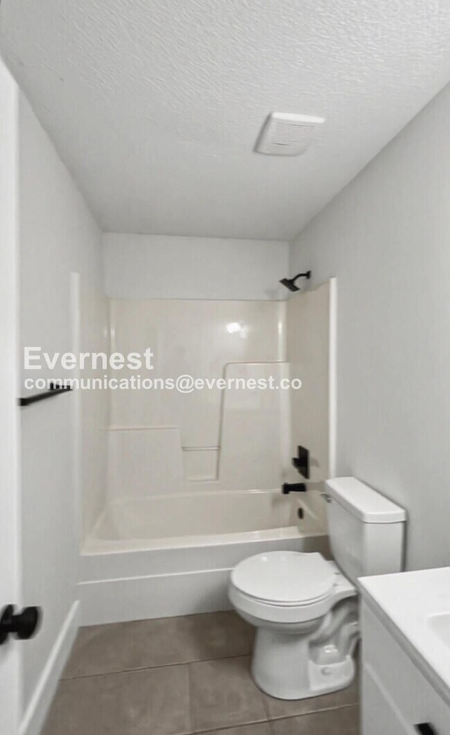 Building Photo - 3 Bed/2.5 Bath Home with Garage / Pet-Friendly / Vouchers Accepted / Available Now!