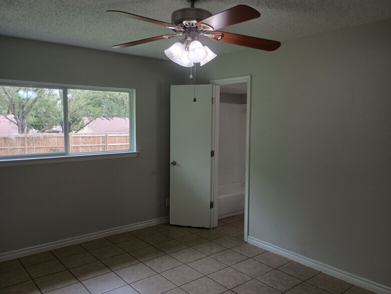 Building Photo - Room in House on Bounty Dr