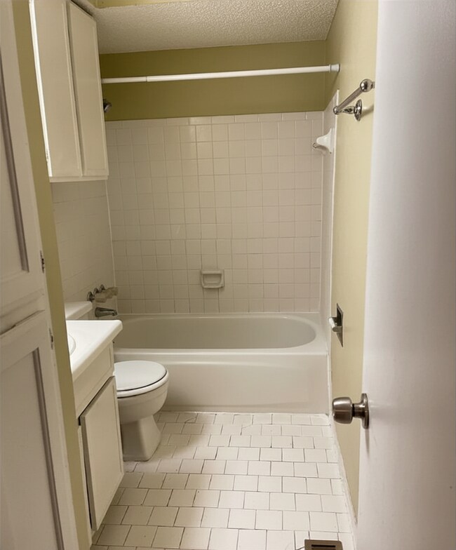 Building Photo - Spacious 2 Bed / 2 Bath Unit in Tulsa