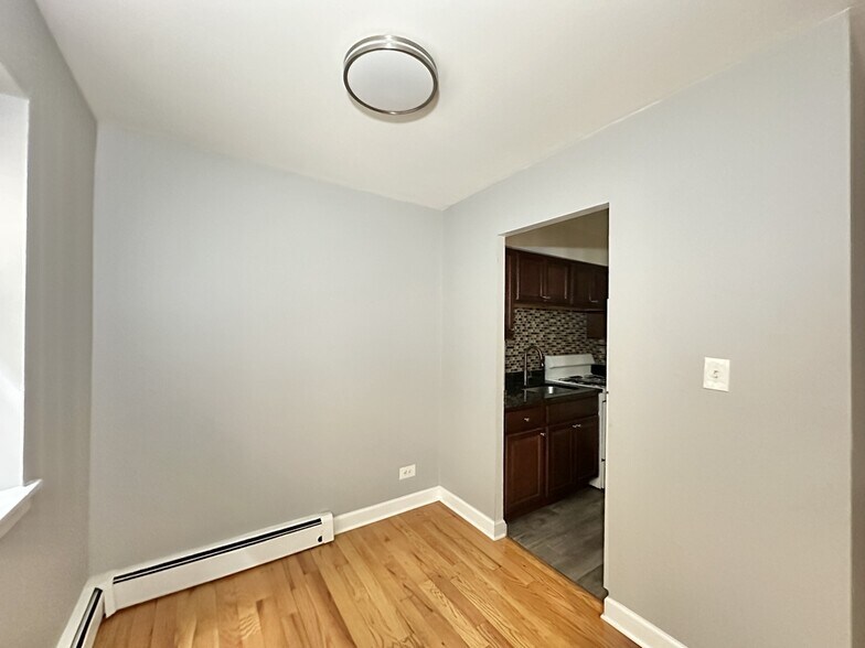 Building Photo - 6830 N Sheridan Rd