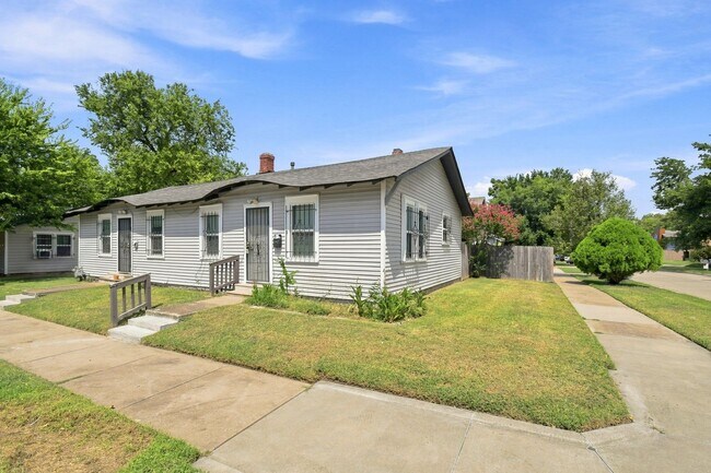 Building Photo - 1547 E 10th St