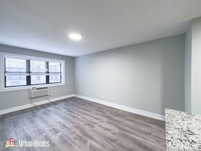 Building Photo - 456 W Barry Ave